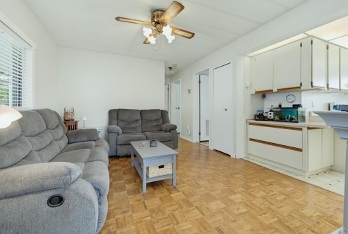 256-27111 0 Avenue, Langley, BC - Indoor Photo Showing Living Room