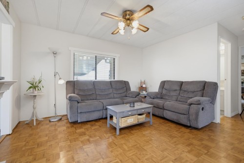 256-27111 0 Avenue, Langley, BC - Indoor Photo Showing Living Room