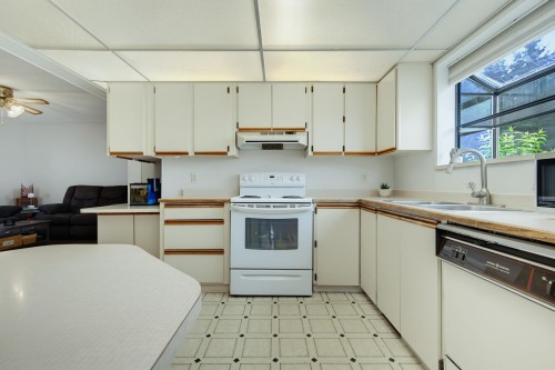256-27111 0 Avenue, Langley, BC - Indoor Photo Showing Kitchen With Double Sink