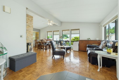 256-27111 0 Avenue, Langley, BC - Indoor Photo Showing Living Room