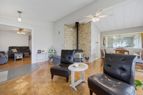 256-27111 0 Avenue, Langley, BC - Indoor Photo Showing Living Room