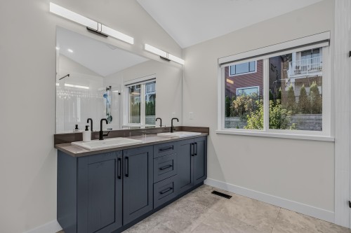 31559 Mccreath Place, Mission, BC - Indoor Photo Showing Bathroom