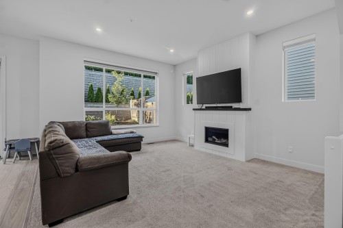 31559 Mccreath Place, Mission, BC - Indoor Photo Showing Living Room With Fireplace