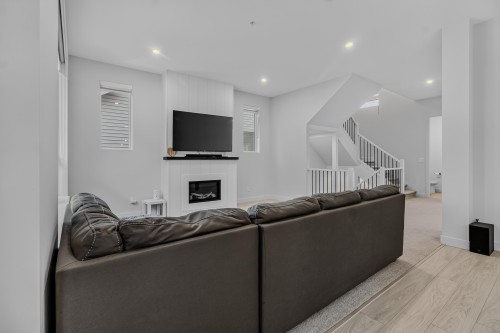 31559 Mccreath Place, Mission, BC - Indoor With Fireplace