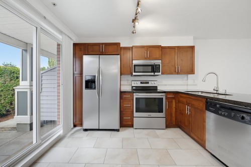 273-20170 Fraser Highway, Langley, BC - Indoor Photo Showing Kitchen