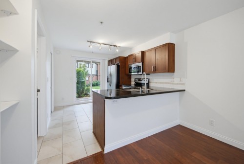 273-20170 Fraser Highway, Langley, BC - Indoor Photo Showing Kitchen
