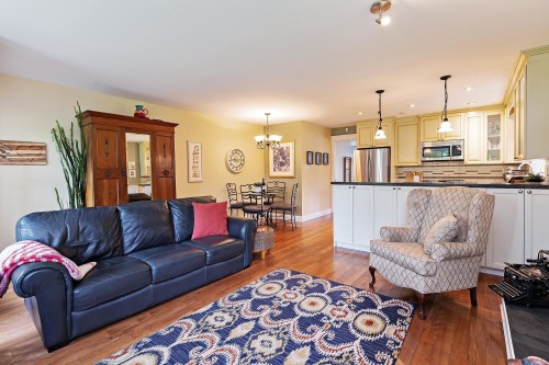 18289 58A Avenue, Surrey, BC - Indoor Photo Showing Living Room