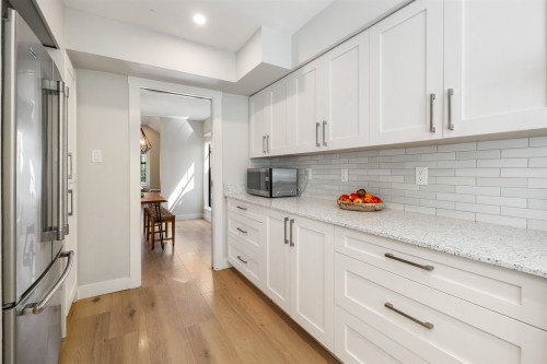 6503 Woodglen Street, Delta, BC - Indoor Photo Showing Kitchen With Upgraded Kitchen