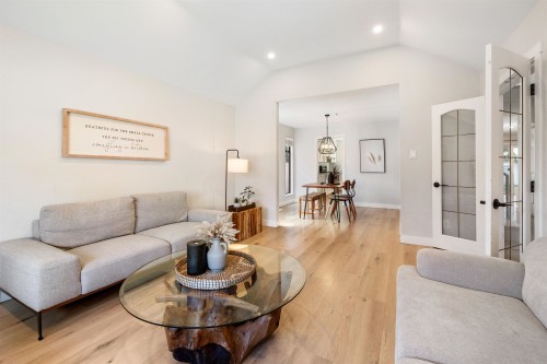 6503 Woodglen Street, Delta, BC - Indoor Photo Showing Living Room