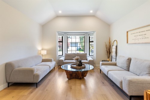 6503 Woodglen Street, Delta, BC - Indoor Photo Showing Living Room