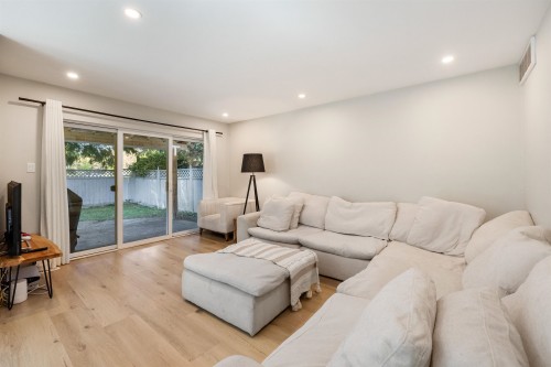 6503 Woodglen Street, Delta, BC - Indoor Photo Showing Living Room