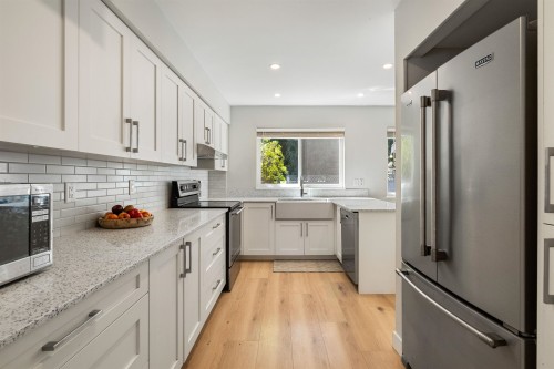 6503 Woodglen Street, Delta, BC - Indoor Photo Showing Kitchen With Upgraded Kitchen
