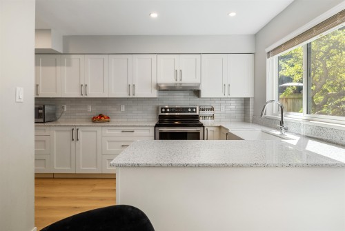 6503 Woodglen Street, Delta, BC - Indoor Photo Showing Kitchen With Upgraded Kitchen