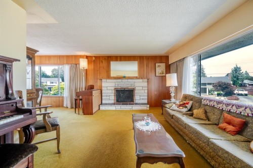 11050 Fuller Crescent N, Delta, BC - Indoor Photo Showing Living Room With Fireplace