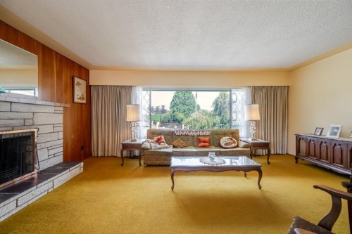 11050 Fuller Crescent N, Delta, BC - Indoor Photo Showing Living Room With Fireplace