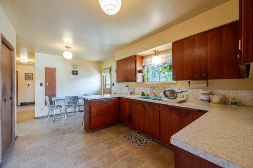 11050 Fuller Crescent N, Delta, BC - Indoor Photo Showing Kitchen With Double Sink
