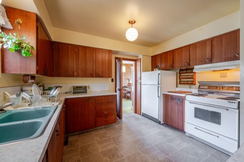 11050 Fuller Crescent N, Delta, BC - Indoor Photo Showing Kitchen With Double Sink
