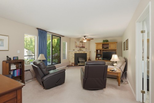 2358 Cameron Crescent, Abbotsford, BC - Indoor Photo Showing Living Room With Fireplace