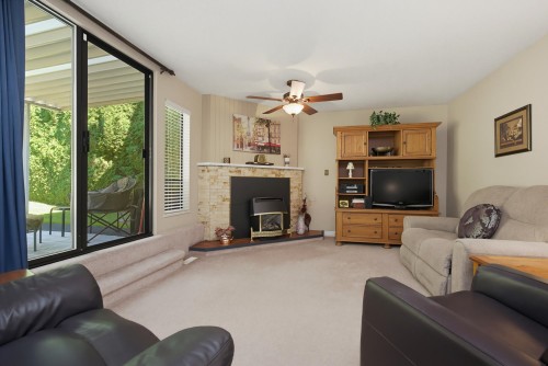 2358 Cameron Crescent, Abbotsford, BC - Indoor Photo Showing Living Room With Fireplace