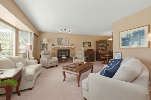 2358 Cameron Crescent, Abbotsford, BC - Indoor Photo Showing Living Room With Fireplace