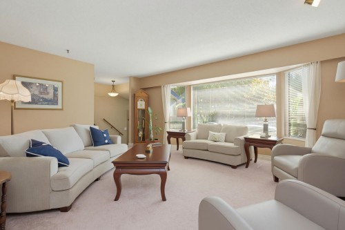 2358 Cameron Crescent, Abbotsford, BC - Indoor Photo Showing Living Room