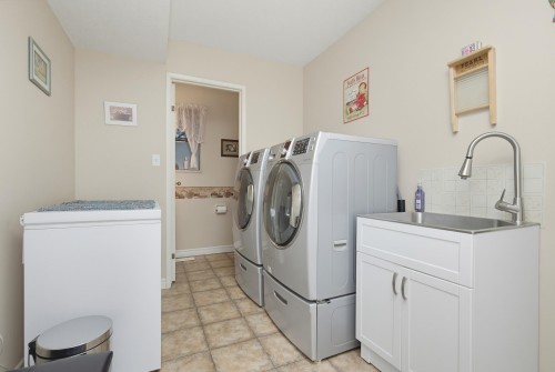 2358 Cameron Crescent, Abbotsford, BC - Indoor Photo Showing Laundry Room