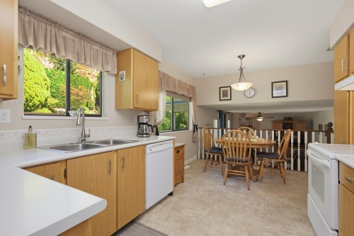 2358 Cameron Crescent, Abbotsford, BC - Indoor Photo Showing Kitchen With Double Sink