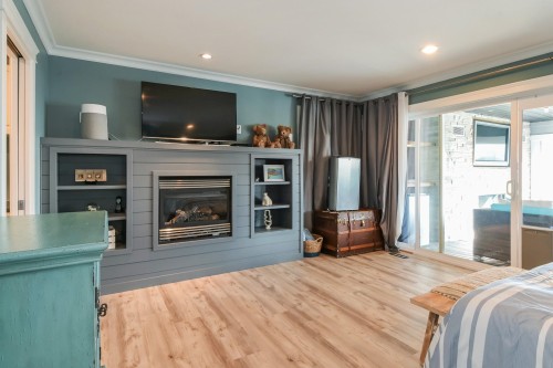 15587 Semiahmoo Avenue, White Rock, BC - Indoor Photo Showing Living Room With Fireplace