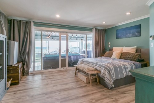 15587 Semiahmoo Avenue, White Rock, BC - Indoor Photo Showing Bedroom