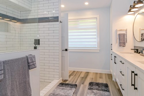 15587 Semiahmoo Avenue, White Rock, BC - Indoor Photo Showing Bathroom