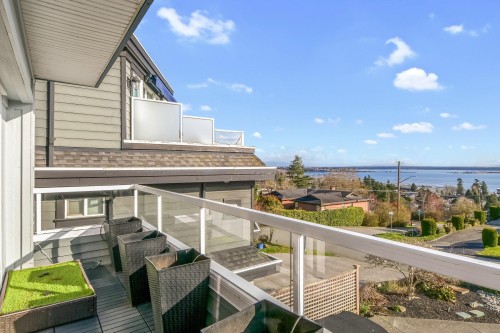 15587 Semiahmoo Avenue, White Rock, BC - Outdoor With Exterior