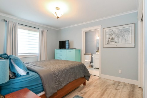 15587 Semiahmoo Avenue, White Rock, BC - Indoor Photo Showing Bedroom