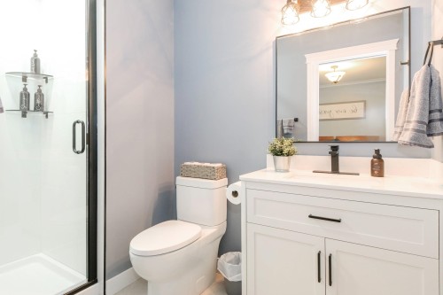 15587 Semiahmoo Avenue, White Rock, BC - Indoor Photo Showing Bathroom