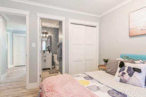 15587 Semiahmoo Avenue, White Rock, BC - Indoor Photo Showing Bedroom