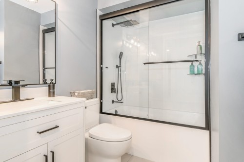 15587 Semiahmoo Avenue, White Rock, BC - Indoor Photo Showing Bathroom