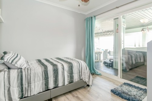 15587 Semiahmoo Avenue, White Rock, BC - Indoor Photo Showing Bedroom
