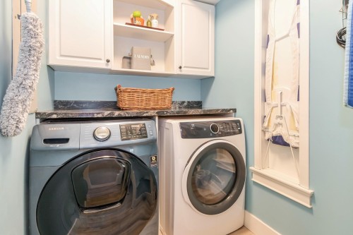 15587 Semiahmoo Avenue, White Rock, BC - Indoor Photo Showing Laundry Room