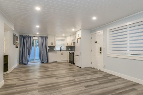 15587 Semiahmoo Avenue, White Rock, BC - Indoor