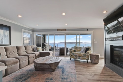15587 Semiahmoo Avenue, White Rock, BC - Indoor Photo Showing Living Room With Fireplace