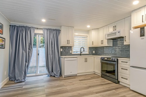 15587 Semiahmoo Avenue, White Rock, BC - Indoor Photo Showing Kitchen