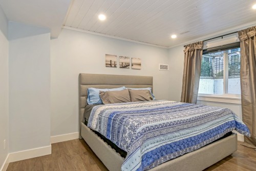15587 Semiahmoo Avenue, White Rock, BC - Indoor Photo Showing Bedroom