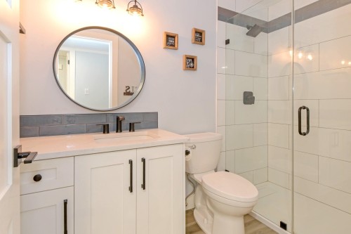 15587 Semiahmoo Avenue, White Rock, BC - Indoor Photo Showing Bathroom