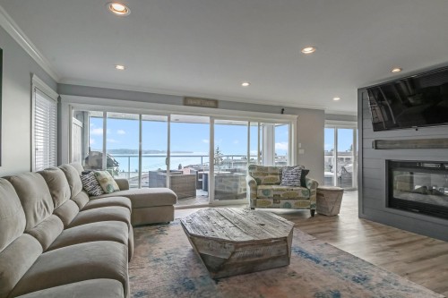 15587 Semiahmoo Avenue, White Rock, BC - Indoor Photo Showing Living Room With Fireplace
