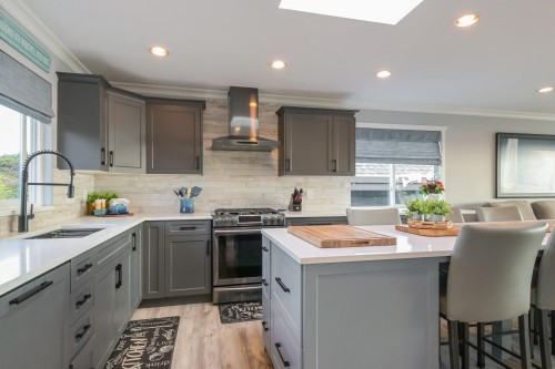 15587 Semiahmoo Avenue, White Rock, BC - Indoor Photo Showing Kitchen With Upgraded Kitchen