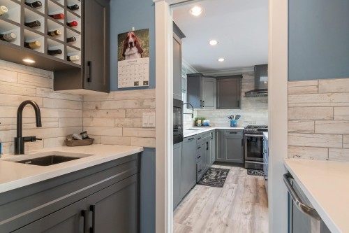 15587 Semiahmoo Avenue, White Rock, BC - Indoor Photo Showing Kitchen With Upgraded Kitchen