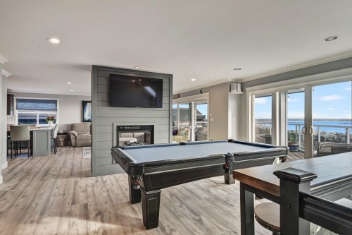 15587 Semiahmoo Avenue, White Rock, BC - Indoor Photo Showing Other Room With Fireplace