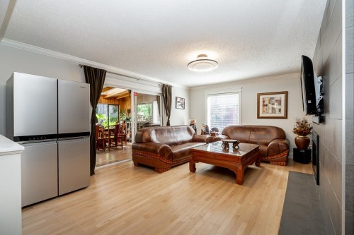 2360 Christopherson Road, Surrey, BC - Indoor Photo Showing Living Room