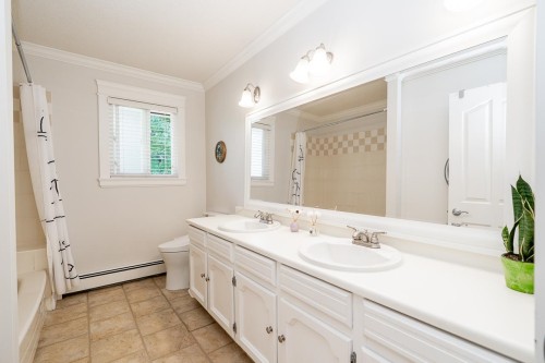 2360 Christopherson Road, Surrey, BC - Indoor Photo Showing Bathroom