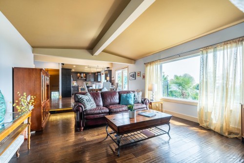 8117 Wiltshire Boulevard, Delta, BC - Indoor Photo Showing Living Room