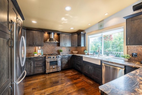 8117 Wiltshire Boulevard, Delta, BC - Indoor Photo Showing Kitchen With Upgraded Kitchen